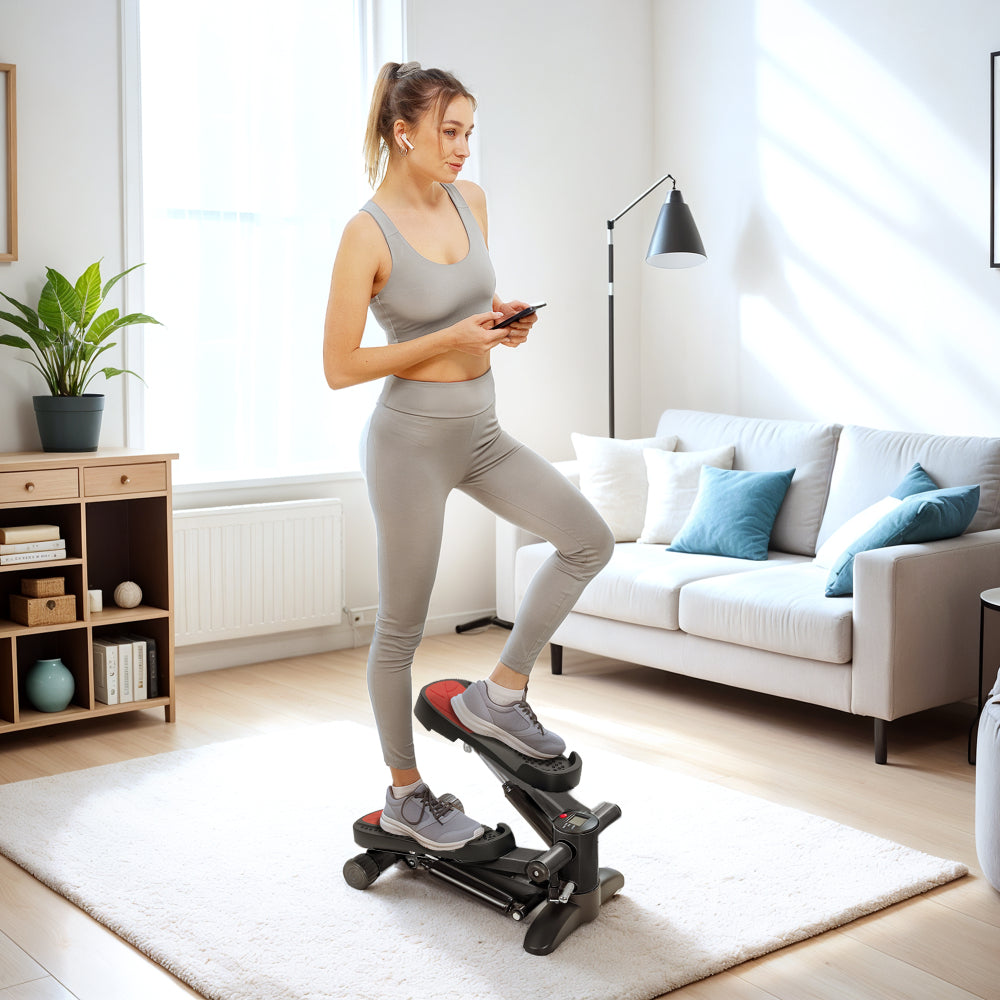 Frau trainiert Beine und Po zu Hause mit Mini Stepper