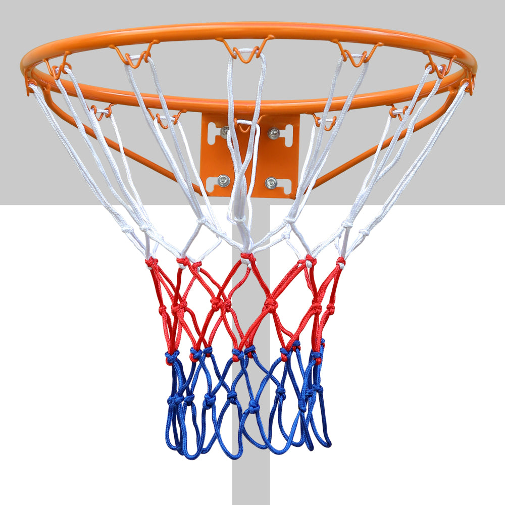 Frontalansicht des orangen Basketballkorbs mit dreifarbigem Nylonnetz