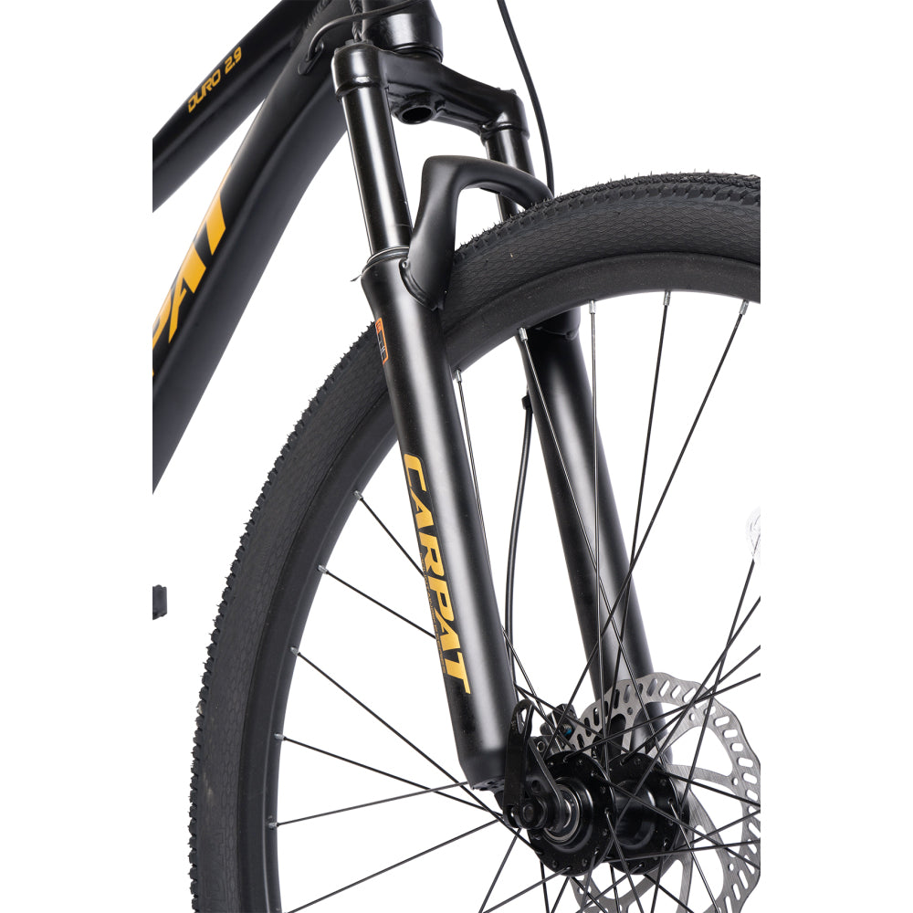 Frontgabel-Detail mit 80mm Federweg und hydraulischer Scheibenbremse am schwarz-goldenen MTB