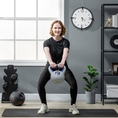 Ganzkörpertraining: Frau macht Sumo Squats mit der 12kg Kettlebell