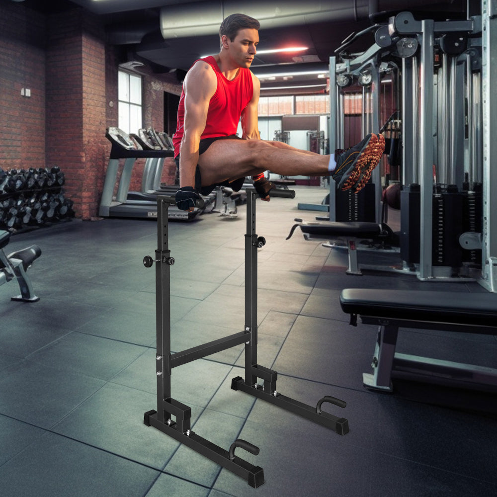 Ganzkörpertraining: Mann beim Beinheben und Liegestütz an der Station.
