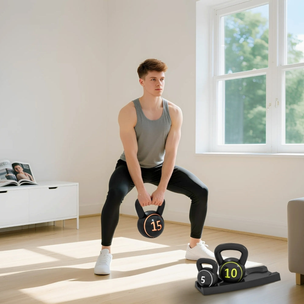 Ganzkörpertraining: Mann trainiert Beine und Rücken mit Kugelhantel