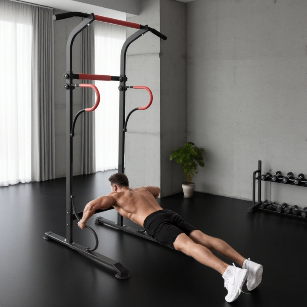 Ganzkörpertraining zu Hause: Mann macht Liegestütze an der Power Tower Basis.