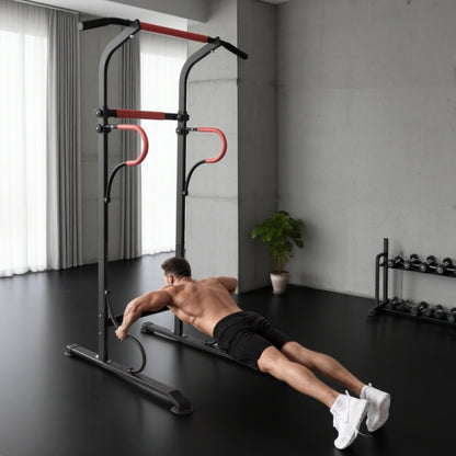 Ganzkörpertraining zu Hause: Mann macht Liegestütze an der Power Tower Basis.