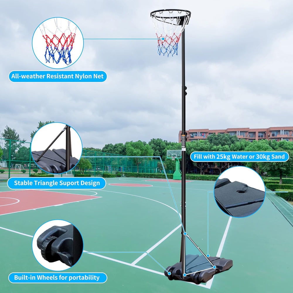 Gruppe von Kindern spielt Korbball/Basketball im Park mit dem mobilen Ständer ohne Brett.