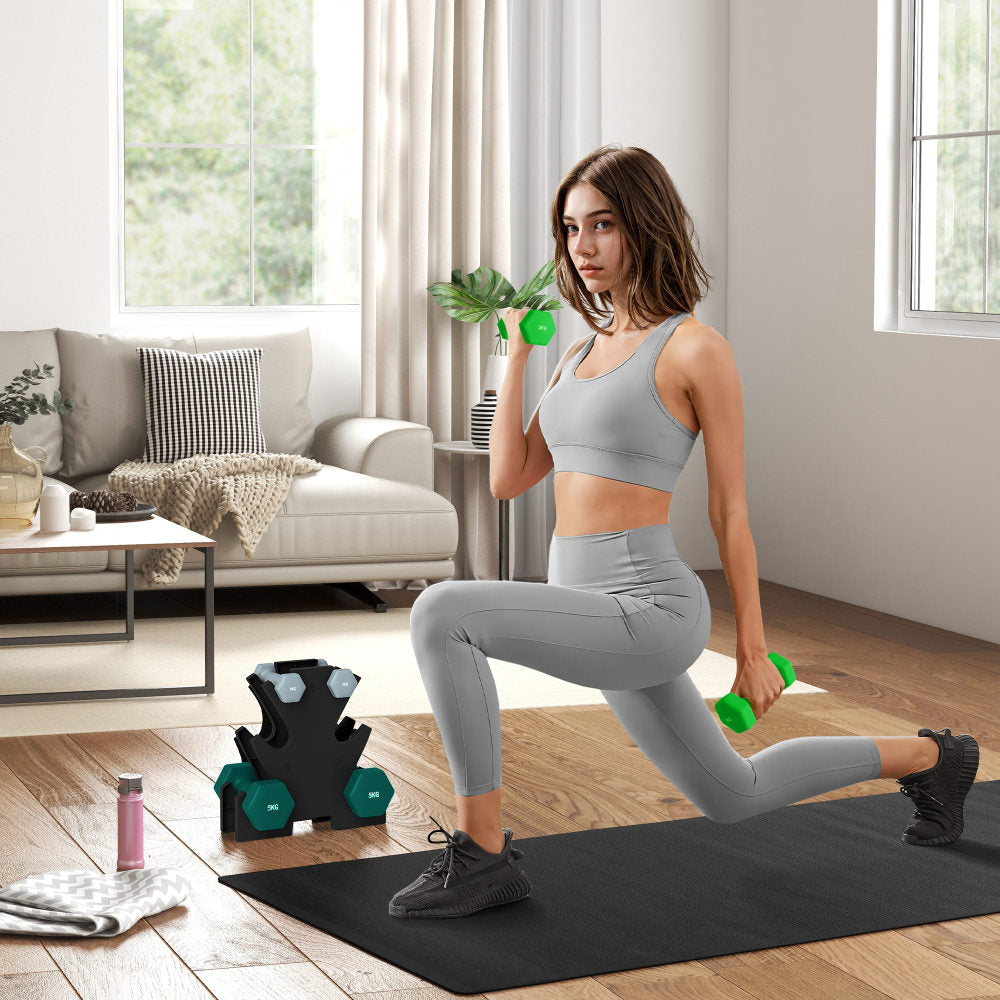 Gymnastik Training: Frau trainiert Ausfallschritte mit grünen 3kg Hanteln
