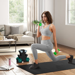 Gymnastik Training: Frau trainiert Ausfallschritte mit grünen 3kg Hanteln