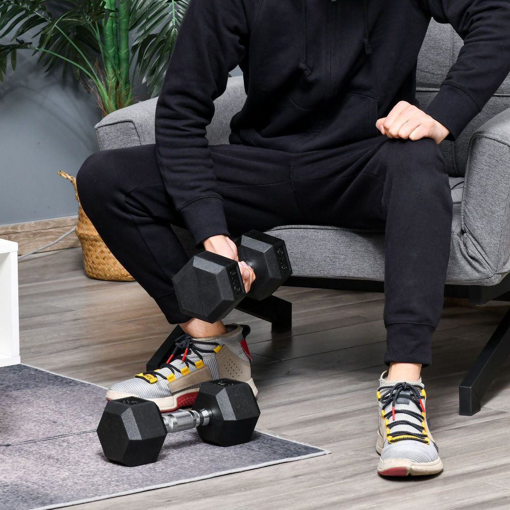 Hantel-Set Training: Mann nutzt zwei 8kg Hanteln im Wohnzimmer