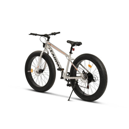 Heckansicht des Fatbikes, ideal für Schnee, Sand und anspruchsvolle Untergründe.