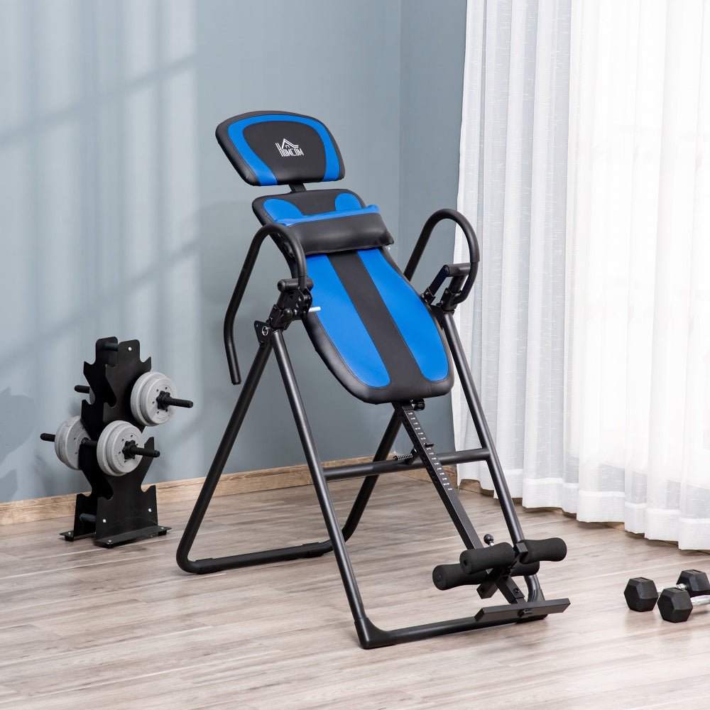 Inversionsbank im Wohnzimmer aufgestellt, modernes Design in Schwarz und Blau.