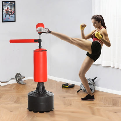 Kickbox-Training zu Hause: Frau beim High-Kick gegen den roten Standboxsack.