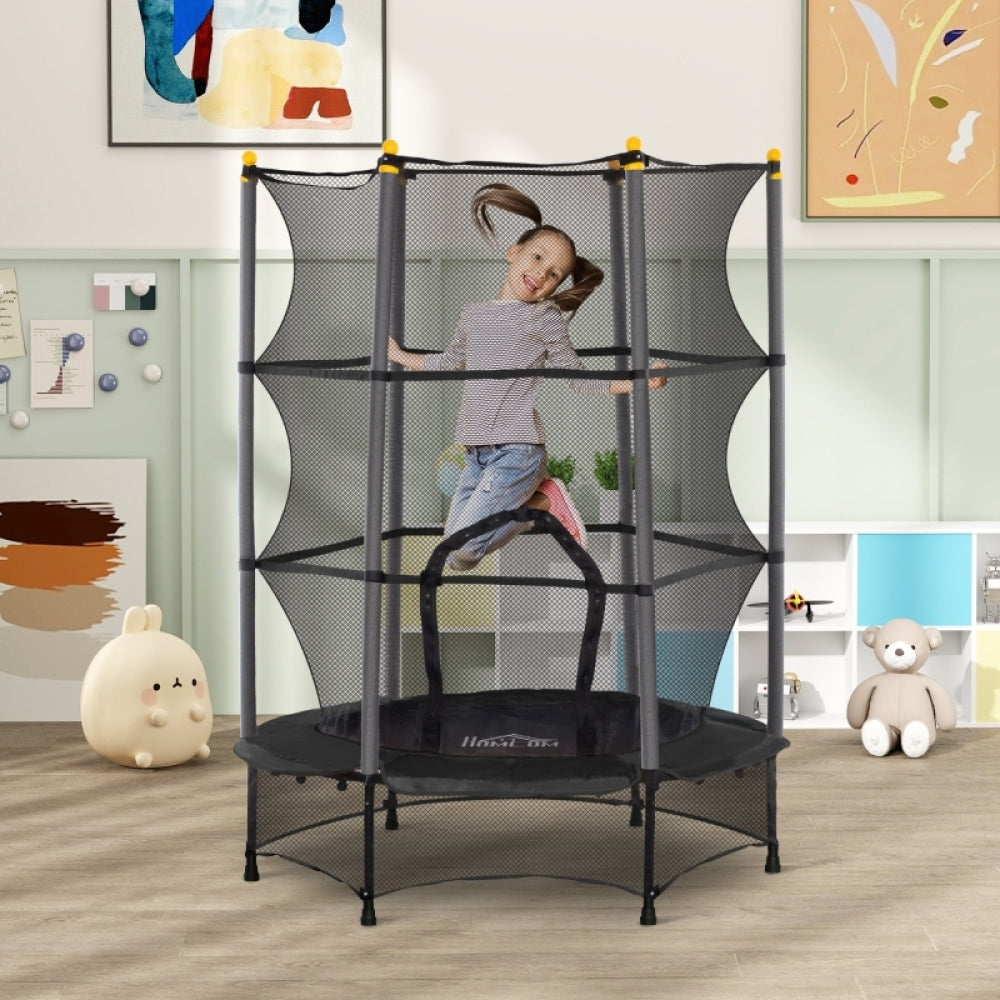 Kind springt fröhlich auf dem Trampolin im Kinderzimmer; zeigt die sichere Nutzung im Innenbereich.