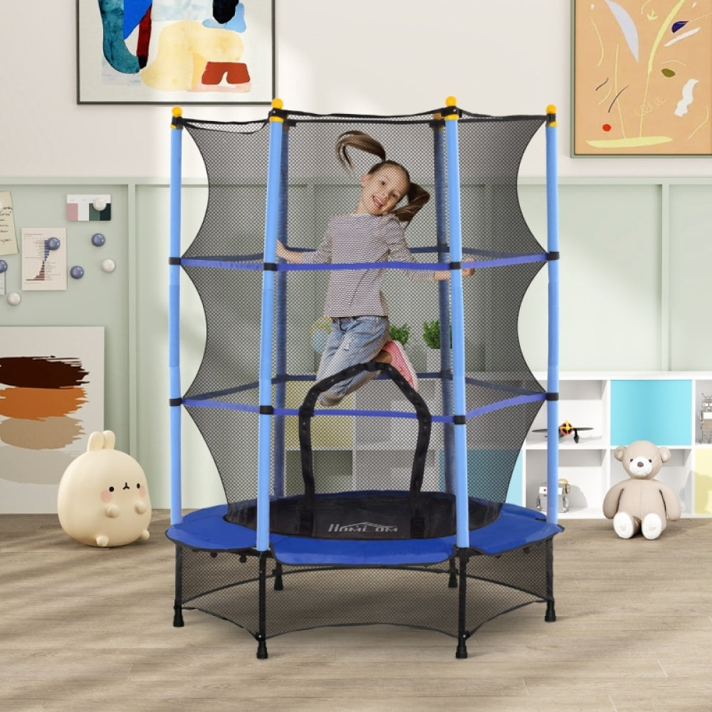 Kleines Mädchen springt auf dem blauen Trampolin im Kinderzimmer.