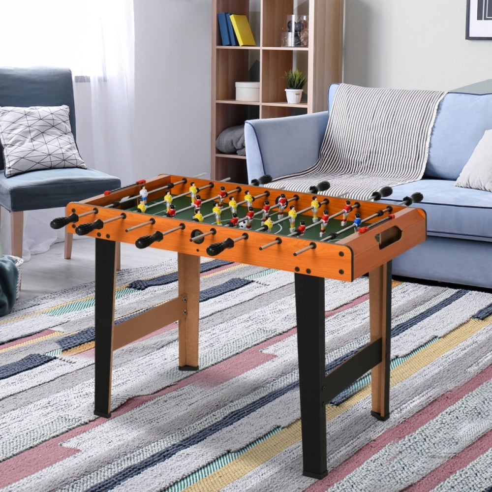 Kompakter Fußballtisch im modernen Wohnzimmer vor dem Sofa platziert