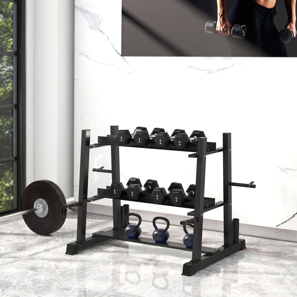 Komplett bestücktes Home-Gym-Regal mit Kurzhanteln, Kettlebells und Hantelscheiben im Trainingsraum.