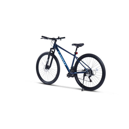 Komplettansicht des blauen 29 Zoll Mountainbikes aus Distanzperspektive