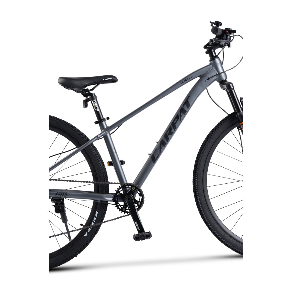 Komplettansicht des grauen 29 Zoll Hardtail-MTBs aus hinterer Schrägperspektive