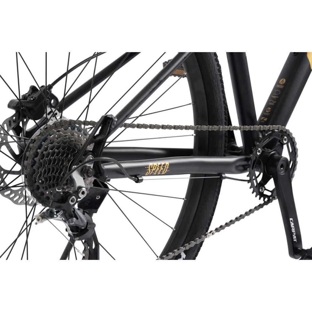 Komplettansicht des schwarz-goldenen 29 Zoll Mountainbikes aus hinterer Schrägansicht