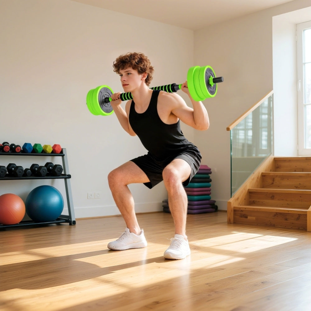 Langhantel-Training: Mann macht Kniebeugen mit dem grünen Hantelset