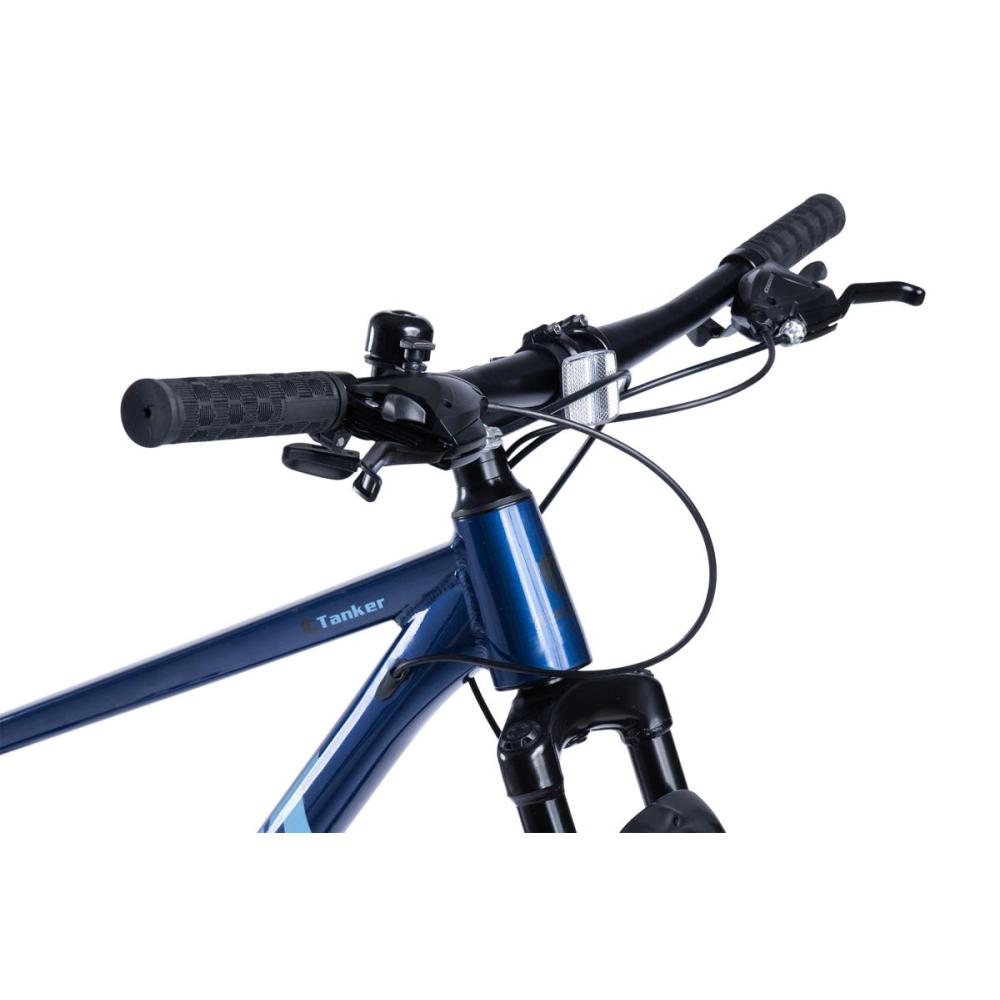 Lenker-Detailaufnahme des blauen 29 Zoll Mountainbikes mit Bremshebeln und Federgabel