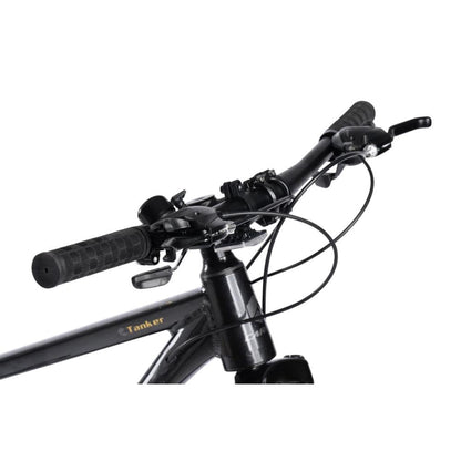 Lenkeraufnahme des schwarzen 29 Zoll MTB mit Bremshebeln und Federgabel