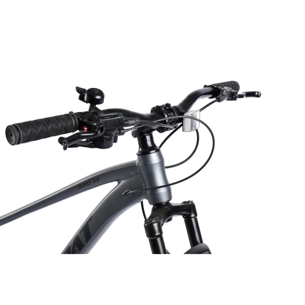 Lenkerdetail des grauen MTB mit Alivio Schalthebel und hydraulischen Bremshebeln