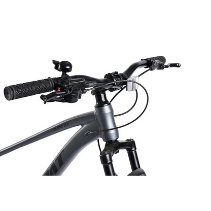 Lenkerdetail des grauen MTB mit Alivio Schalthebel und hydraulischen Bremshebeln