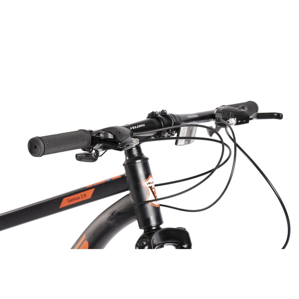 MTB-Lenker mit Anti-Rutsch-Griffen, Bremshebeln und Schalthebeln.
