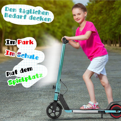 Mädchen in rosa Shirt fährt fröhlich auf dem grünen E-Scooter im Park.