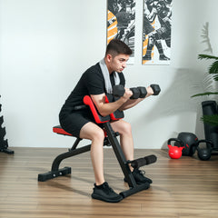 Mann beim Bizepstraining (Curls) auf der gepolsterten Hantelbank im Wohnzimmer.