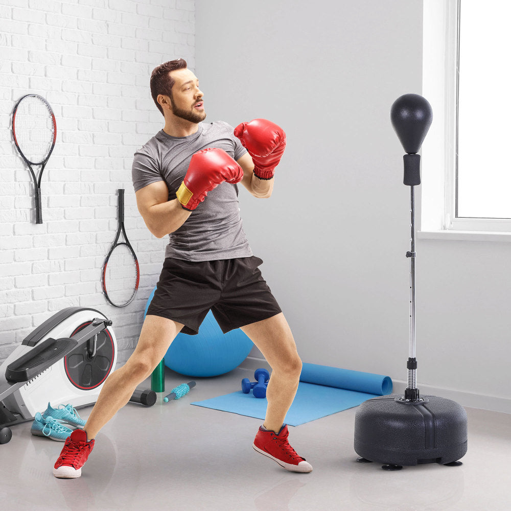 Mann beim Boxtraining zu Hause mit dem schwarzen Reflexball.