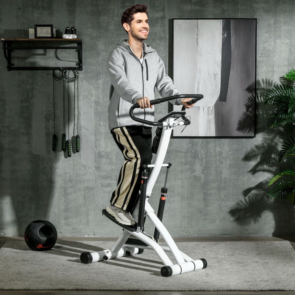 Mann beim Cardio-Training auf dem Stepper mit Pulsmessung zu Hause