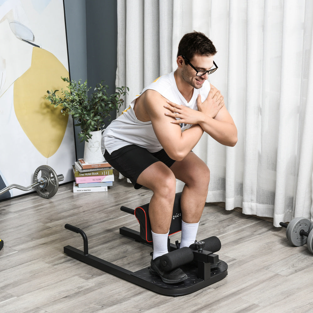 Mann beim Kniebeugen-Training auf dem Sissy Squat Gerät zu Hause
