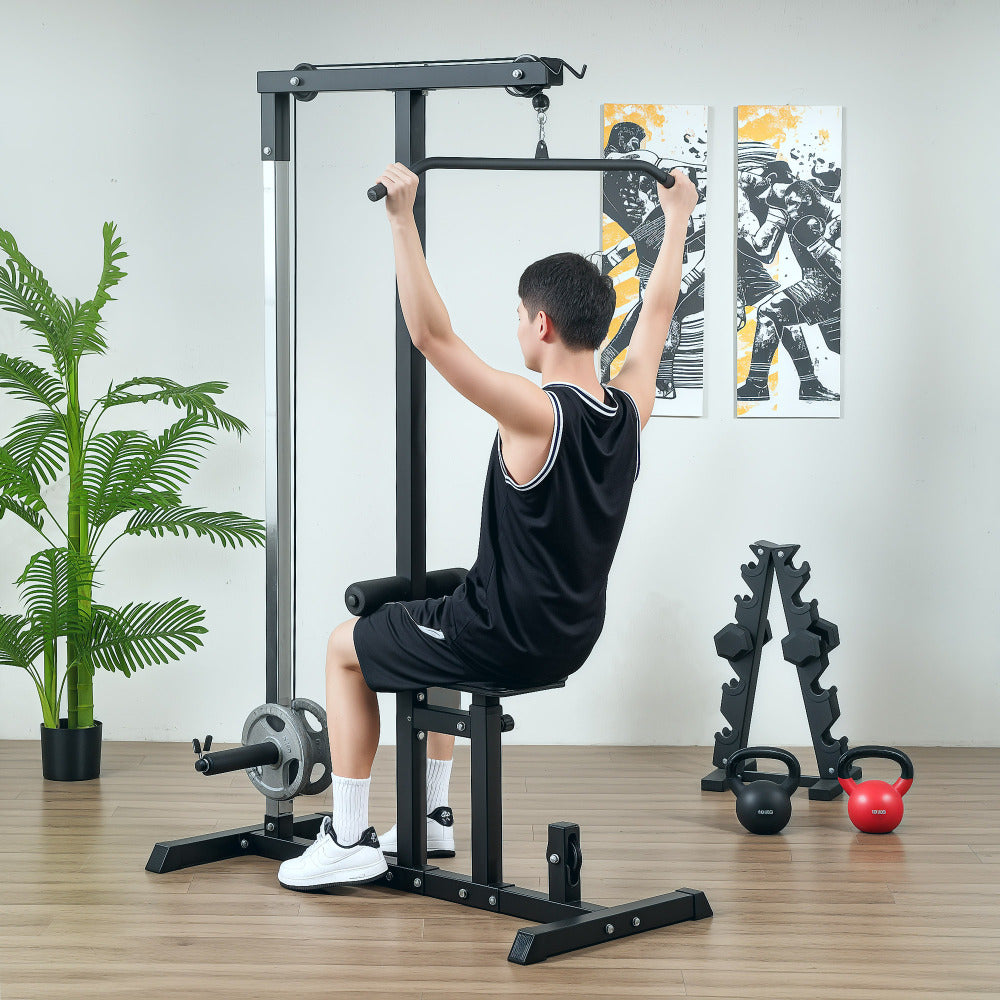 Mann beim Rückentraining am Latzugturm im Home Gym.