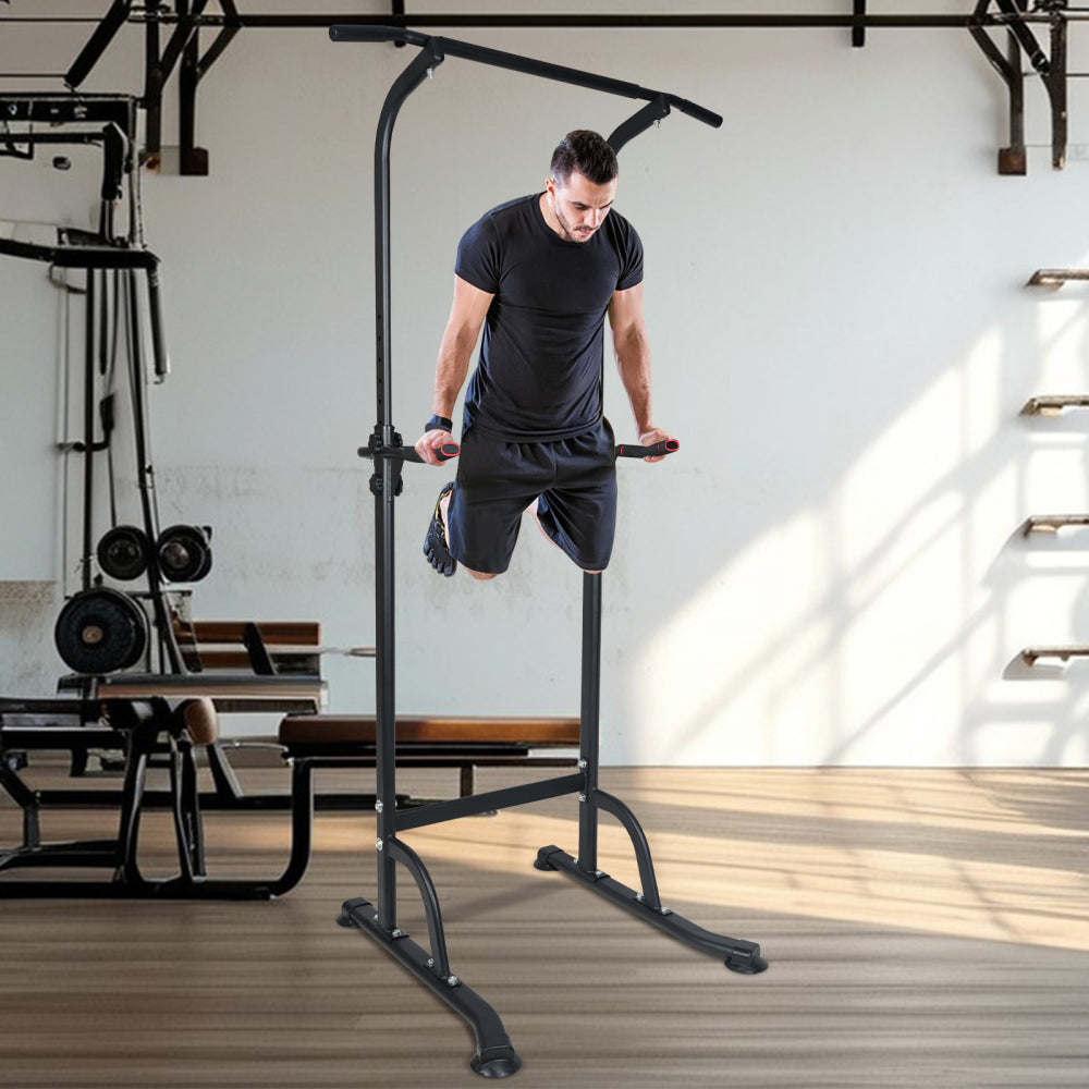 Mann beim Training am Power Tower: Dips für den Trizeps.