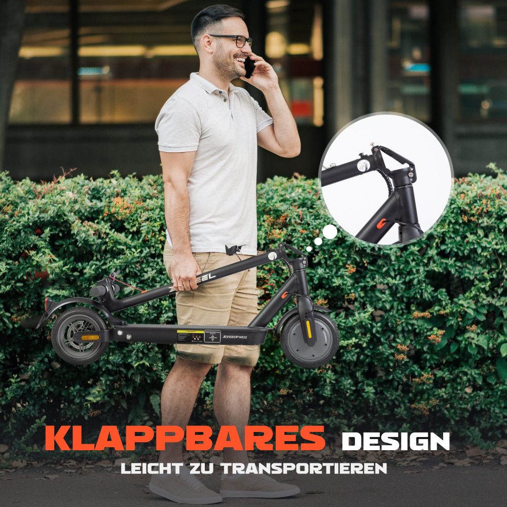 Mann im weißen Shirt trägt den zusammengeklappten E-Scooter (Klappbares Design).