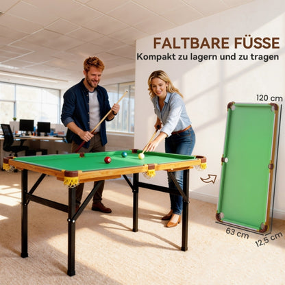 Mann und Frau klappen den grünen Mini Billardtisch gemeinsam platzsparend zusammen