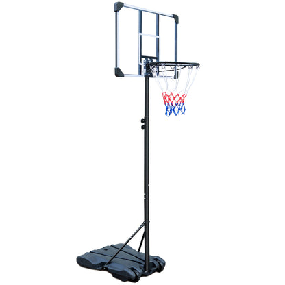 Mobiler Basketballkorb mit transparentem Polycarbonat-Backboard und schwarzen Stahlpfosten auf weißem Hintergrund.