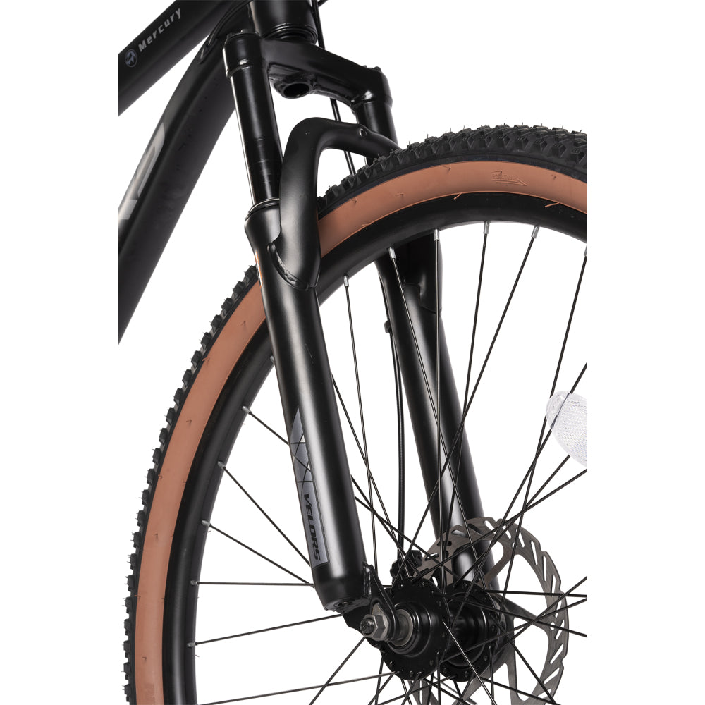 Nahaufnahme der 3-fach Kurbelgarnitur und des Umwerfers am Stahlrahmen.