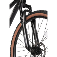 Nahaufnahme der 3-fach Kurbelgarnitur und des Umwerfers am Stahlrahmen.