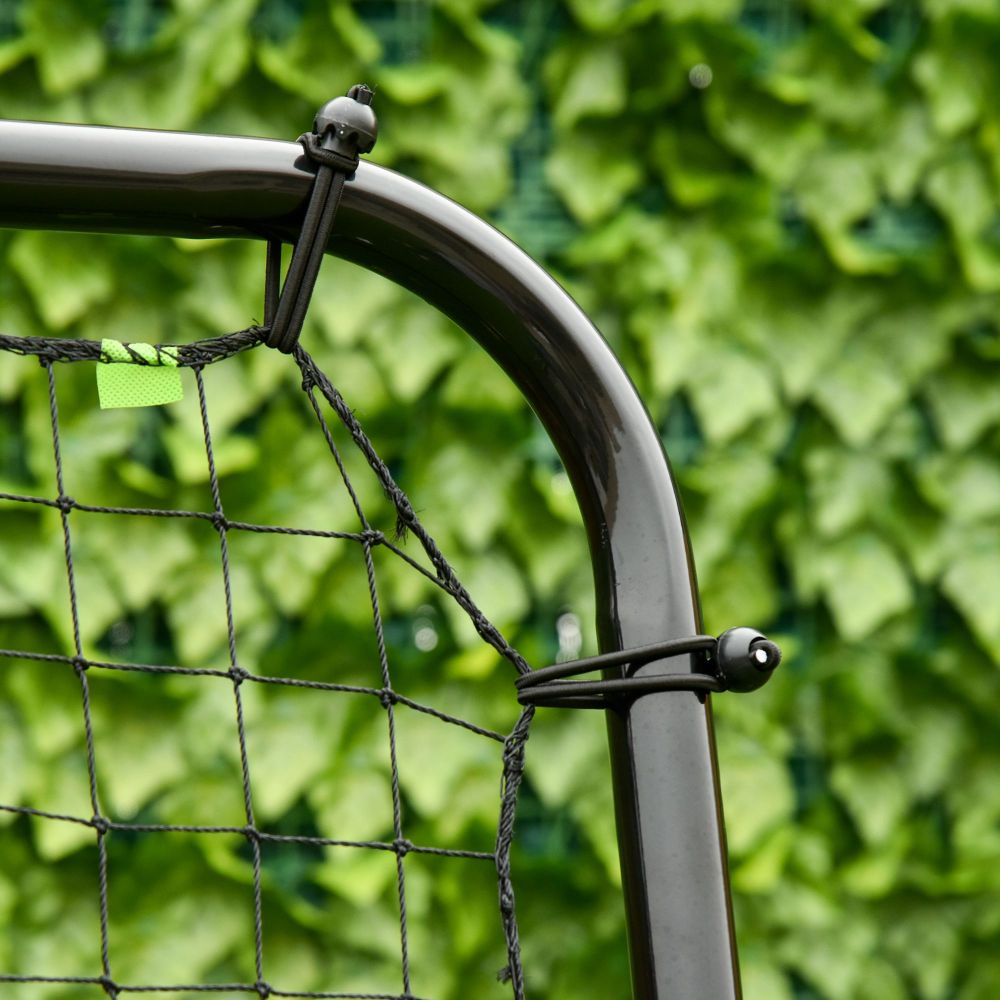 Nahaufnahme der abgerundeten Ecke des schwarzen Metallrahmens mit Netzführung.