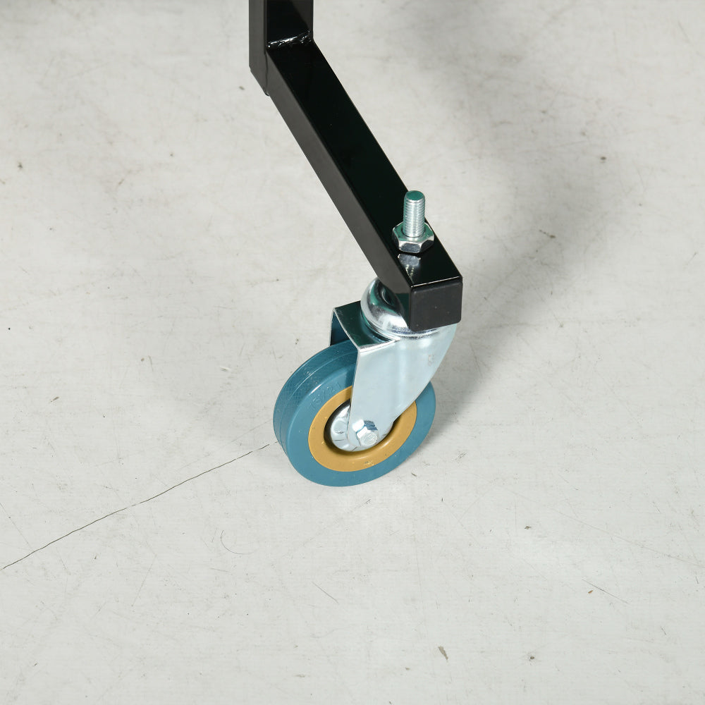 Nahaufnahme der gelb-blauen Schwenkrolle mit Bremse am Tischtennis-Tischbein