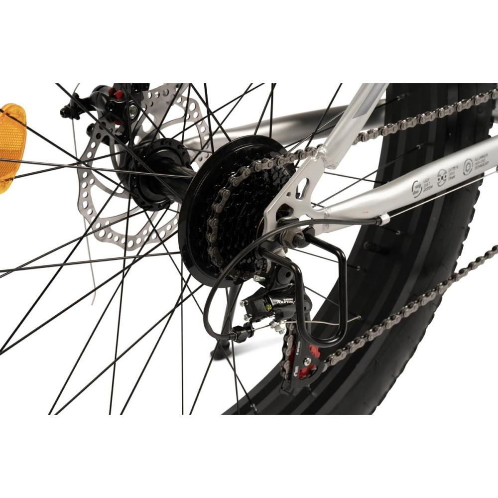 Nahaufnahme der mechanischen Scheibenbremse und des Ritzelpakets am Hinterrad.