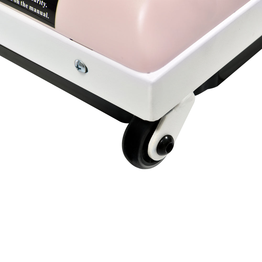 Nahaufnahme der schwarzen Transportrolle am rosa Rahmen.