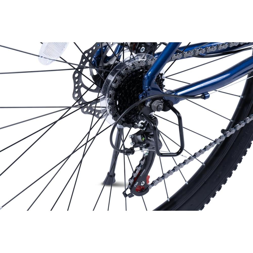 Nahaufnahme des Shimano Tourney Schaltwerks am blauen 29 Zoll MTB mit Kassette und Hinterrad
