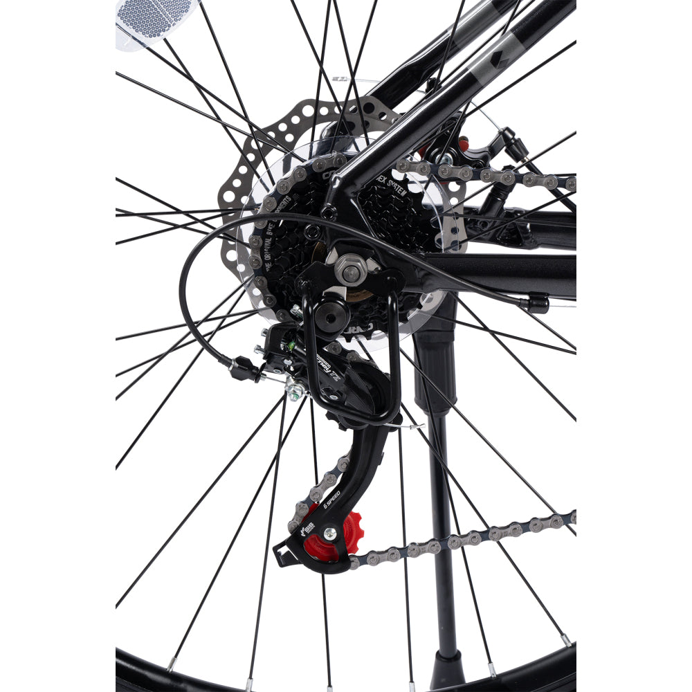 Nahaufnahme des Shimano Tourney TZ Schaltwerks und der Kassette am schwarzen 29 Zoll MTB