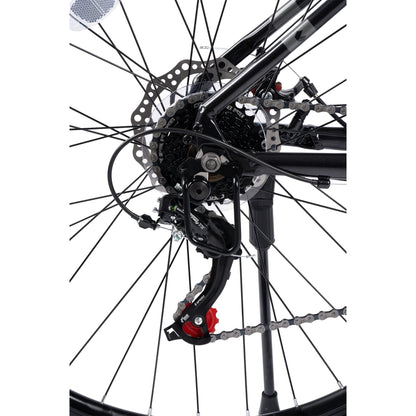 Nahaufnahme des Shimano Tourney TZ Schaltwerks und der Kassette am schwarzen 29 Zoll MTB