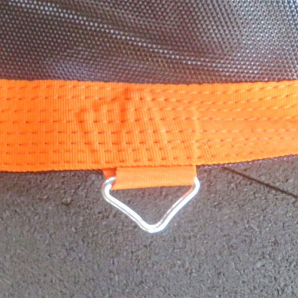 Nahaufnahme des vernähten Randes mit dem orangen Besatzband und dem stabilen Metall-V-Ring.
