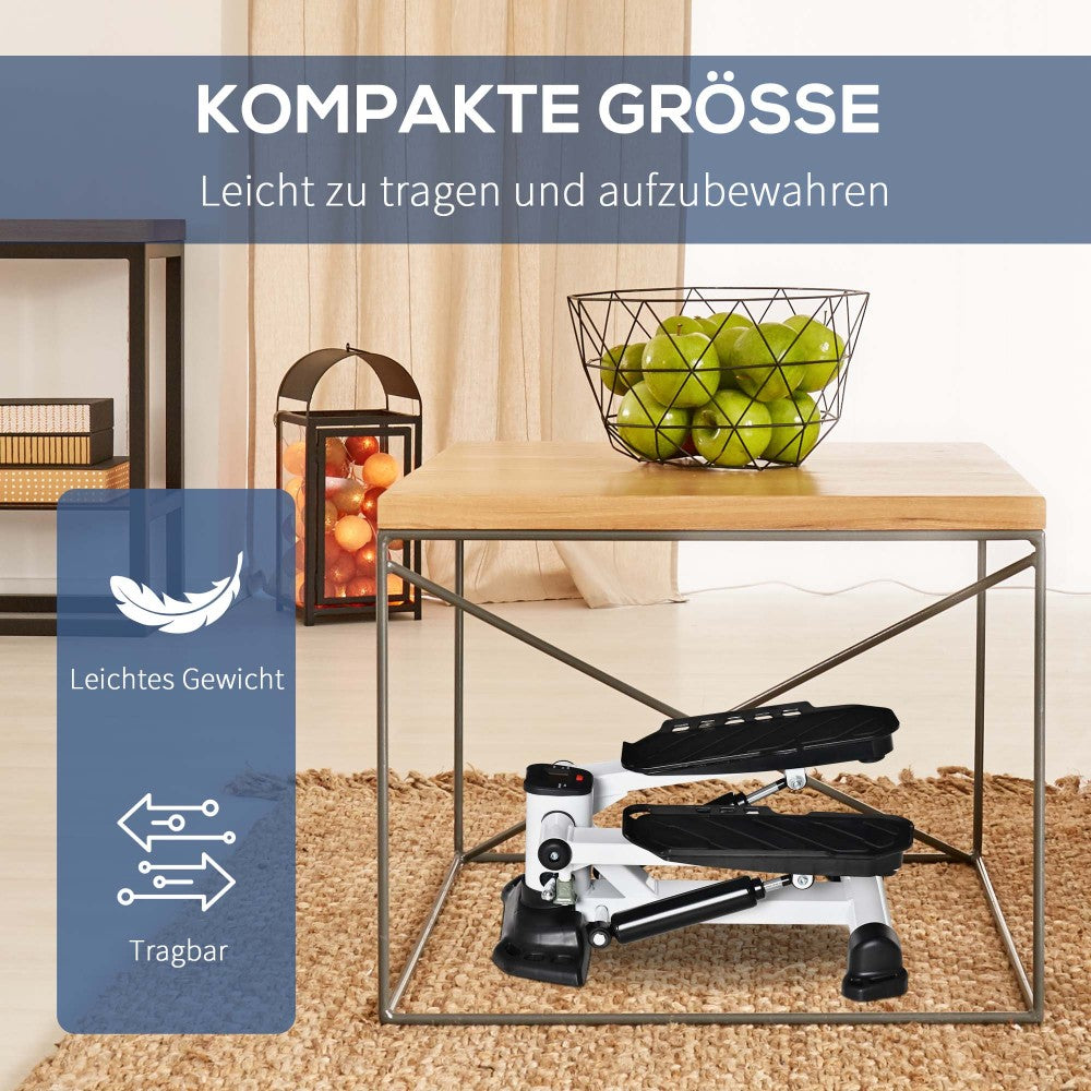 Person trainiert zu Hause auf dem Mini-Stepper vor dem Sofa.