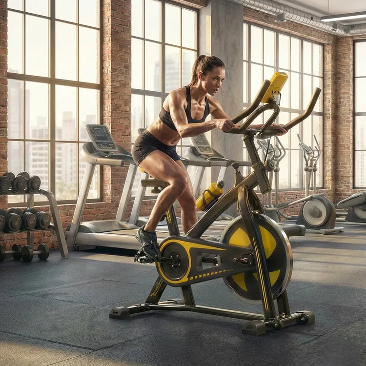 Professionelles_Indoor-Cycling_Heimtrainer_in_Schwarz-Gelb_im_Vordergrund_eines_gut_ausgestatteten_Fitnessstudios_mit_Hanteln_und_Laufbandern